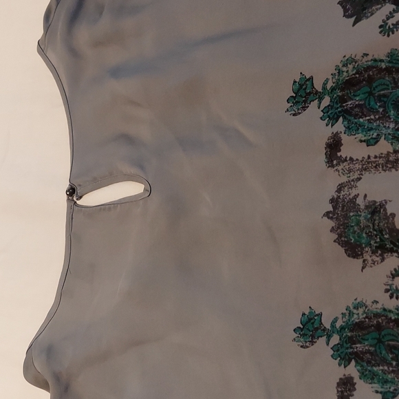 Banana Republic Ladies blouse 100% silk gray with black and green design - Picture 7 of 7